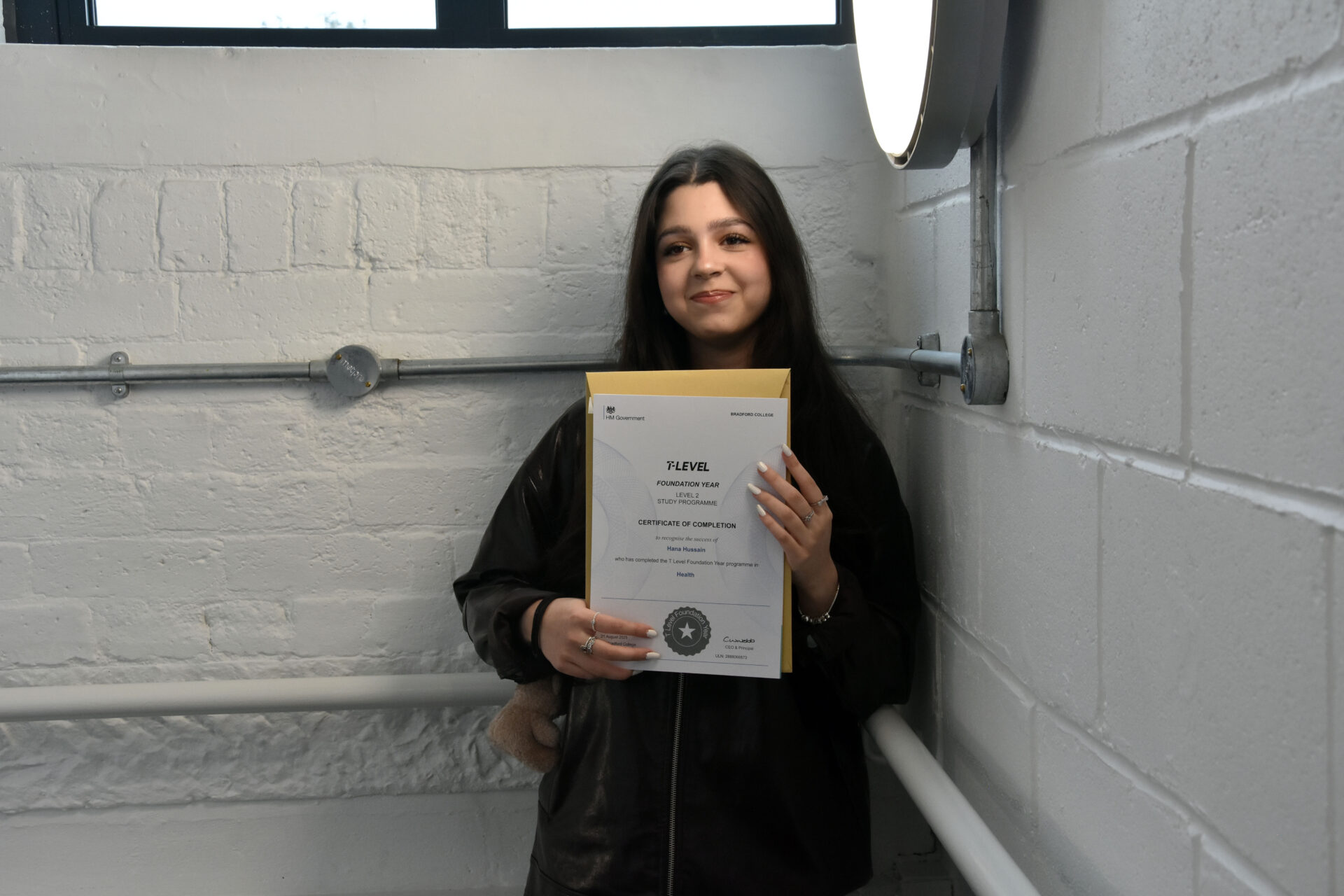 An image of Hana Hussain collecting her certificate